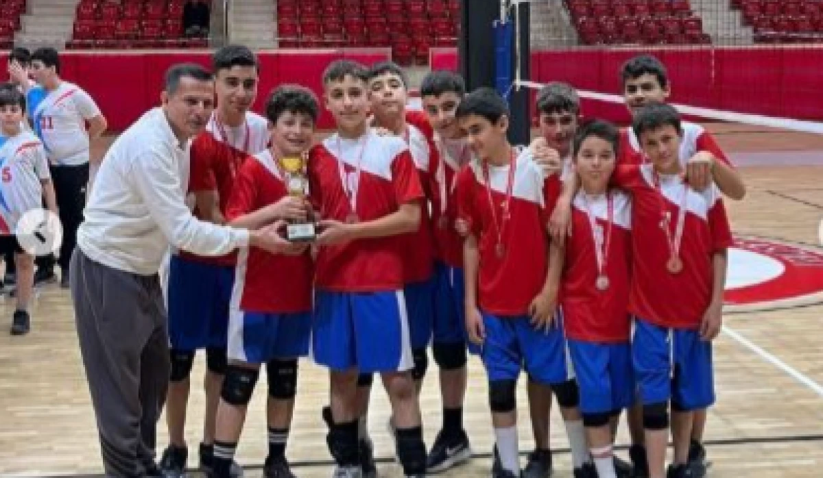 Hızırbey Orta Okulundan çifte şampiyonluk Okullararası Yıldız Erkek ve Kızlarda birinci olarak iki kupa birden kazandılar