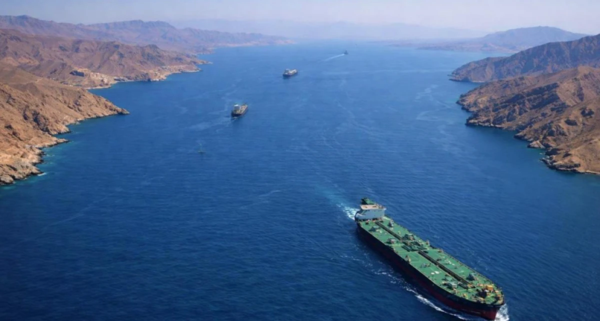 H&uuml;rm&uuml;z Boğazı'ndan T&uuml;rk sahipli ilk gemi ge&ccedil;ti