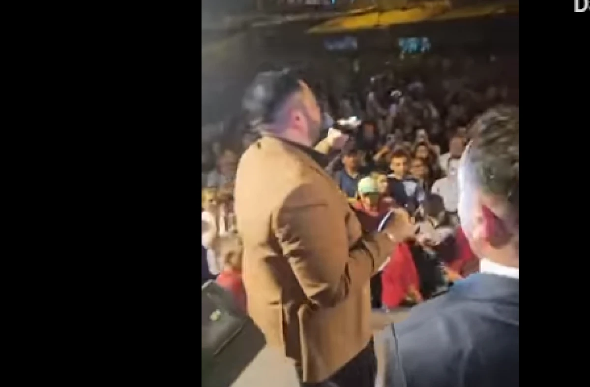 Hüseyin Kağıt’tan Başkan Yurdabak’a Sahnede Sürpriz
