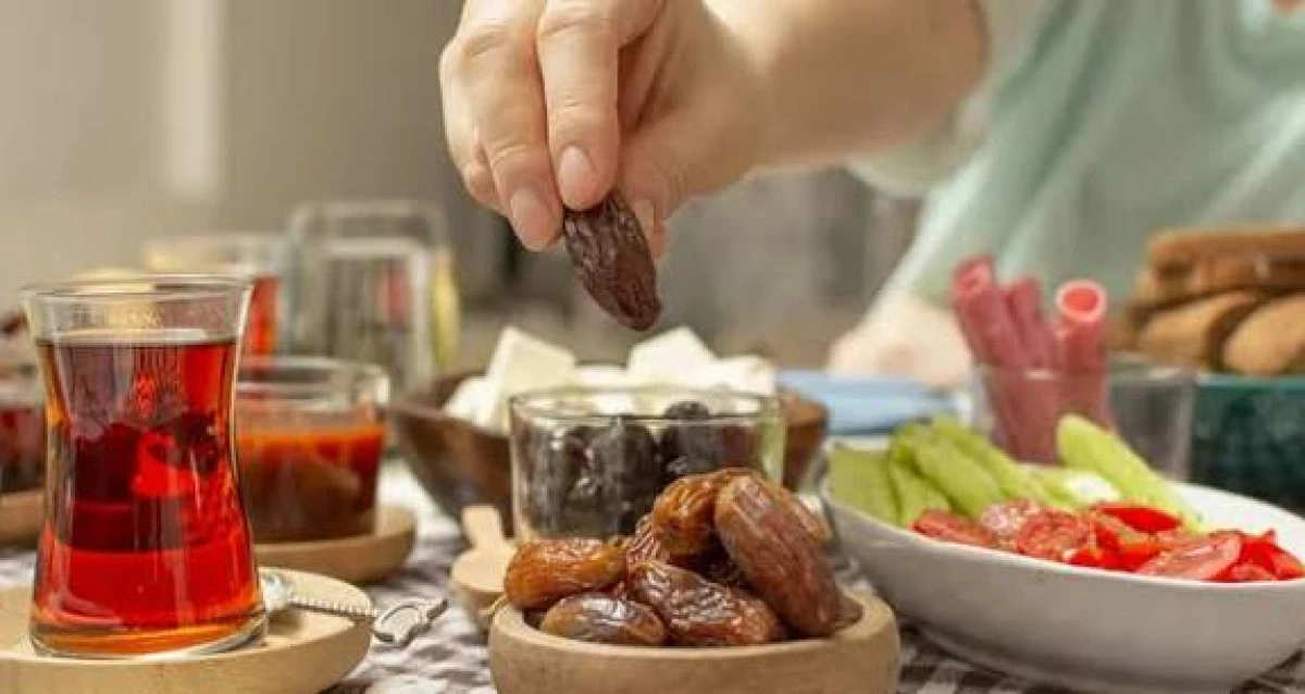 İftar Ve Sahurda Yanlış Beslenme Şikayetleri Artırıyor İftar Ve Sahurda Yanlış Beslenme Şikayetleri Artırıyor