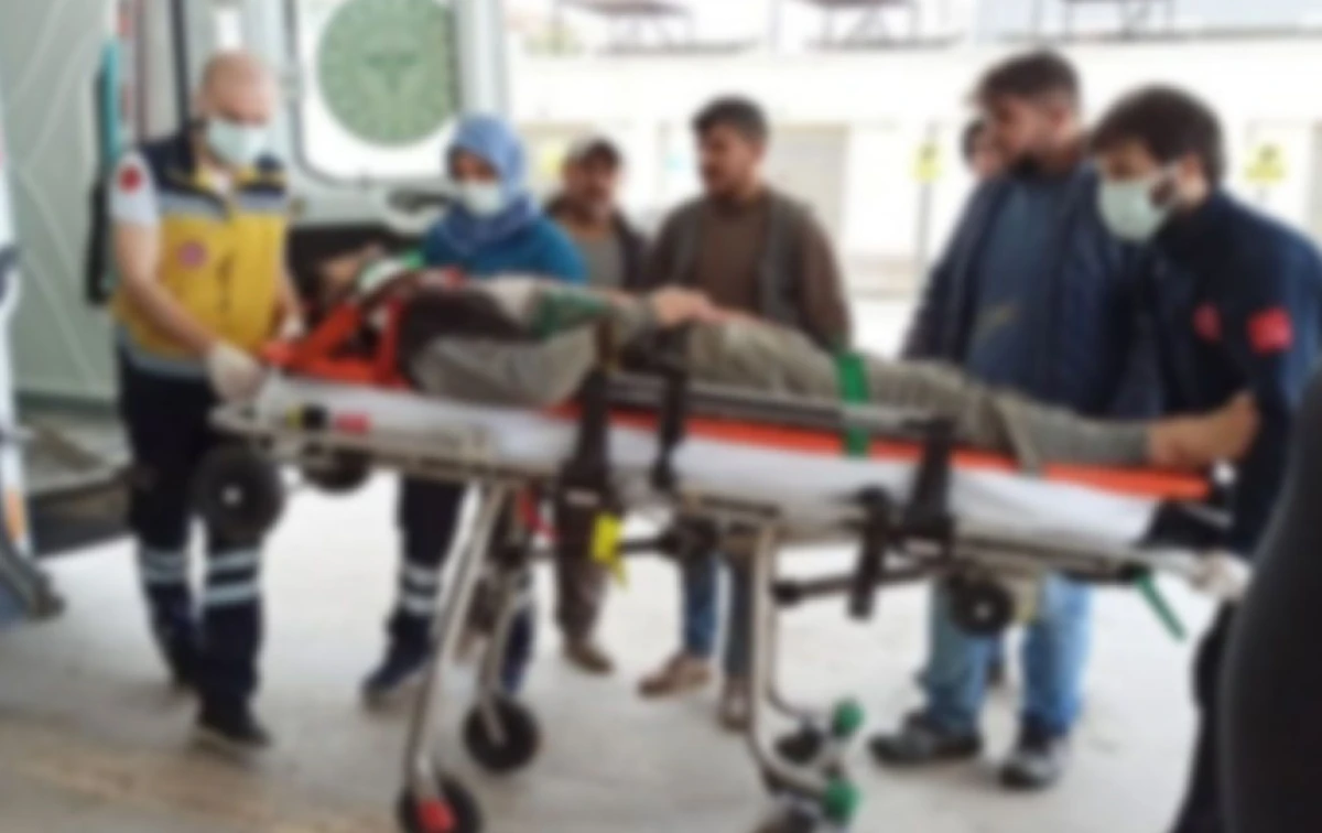 İnşaatın dördüncü katından asansör boşluğuna düşen usta ağır yaralandı