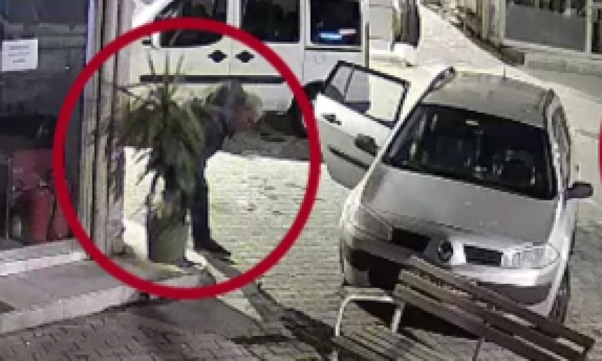 İş yeri &ouml;n&uuml;nde duran &ccedil;i&ccedil;eği &ccedil;aldı