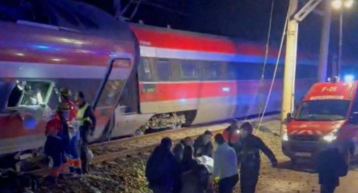İspanya'da iki hızlı tren raydan &ccedil;ıktı: 21 &ouml;l&uuml;
