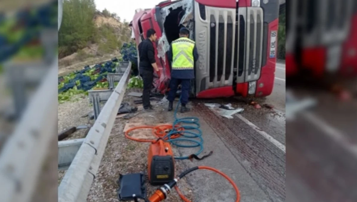 Isparta-Antalya Karayolunda Tır Devrildi