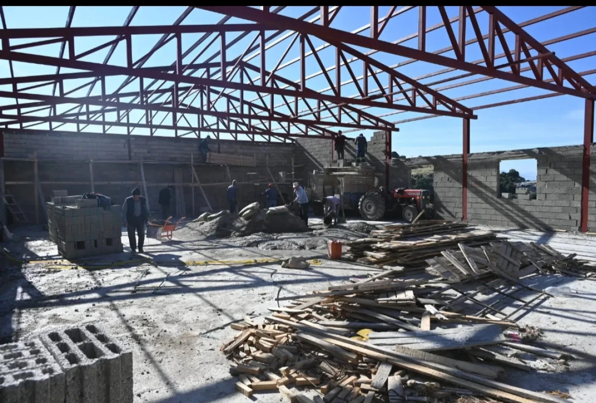 Isparta Belediyesi’nden Yeşilköy’e yapılan sosyal tesis binasına malzeme desteği