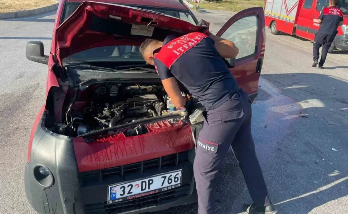Isparta plakalı hafif ticari araç ile otomobil çarpıştı: 4 yaralı