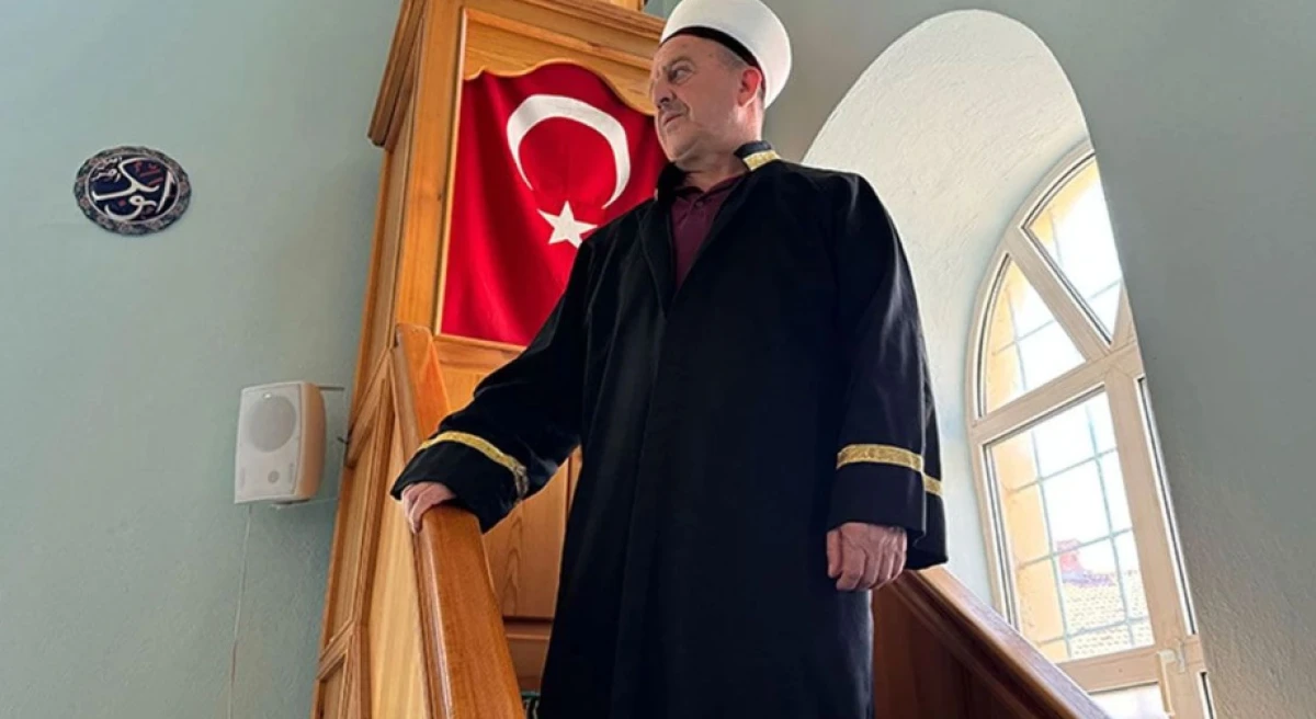 Isparta'da 35 yıldır aynı camide g&ouml;rev yapan imam g&ouml;n&uuml;llere dokunuyor