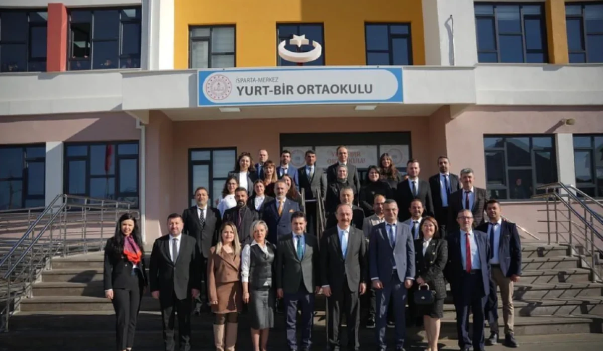 Isparta&rsquo;da 75 Bin 389 &Ouml;ğrenci Karne Sevinci Yaşadı