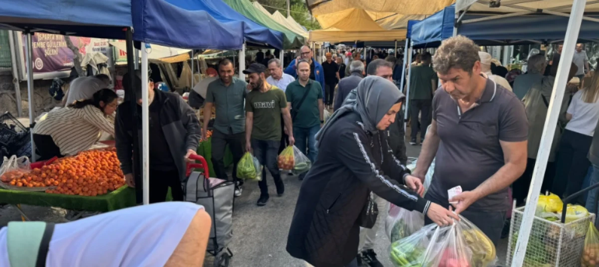Isparta’da Bayram Alışverişi Yoğunluğu Pazara Taştı