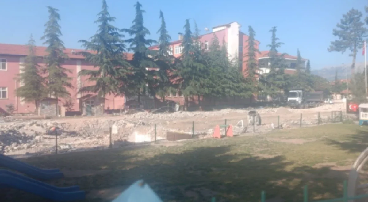 Isparta’da bir okul daha yıkıldı