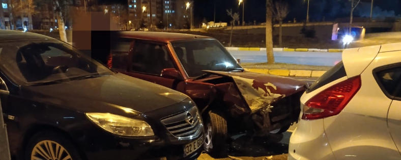 Isparta'da Kaza Park Halindeki Otomobile Çarptı
