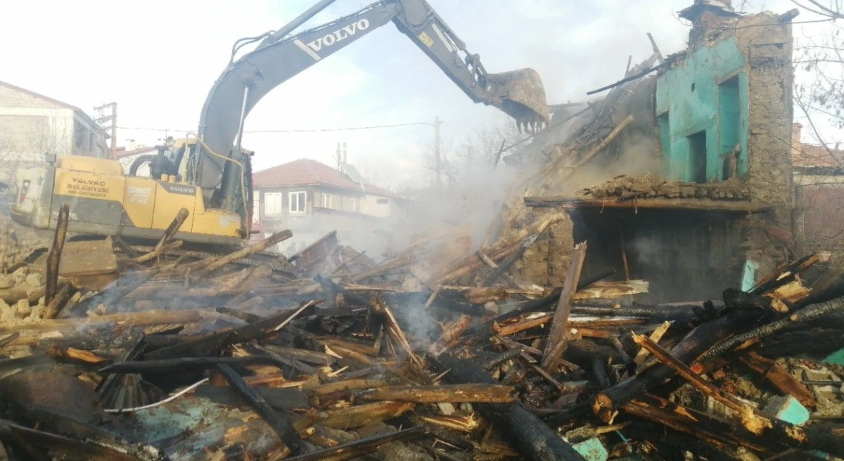 Isparta&rsquo;da kerpi&ccedil; ev yangında kullanılamaz hale geldi