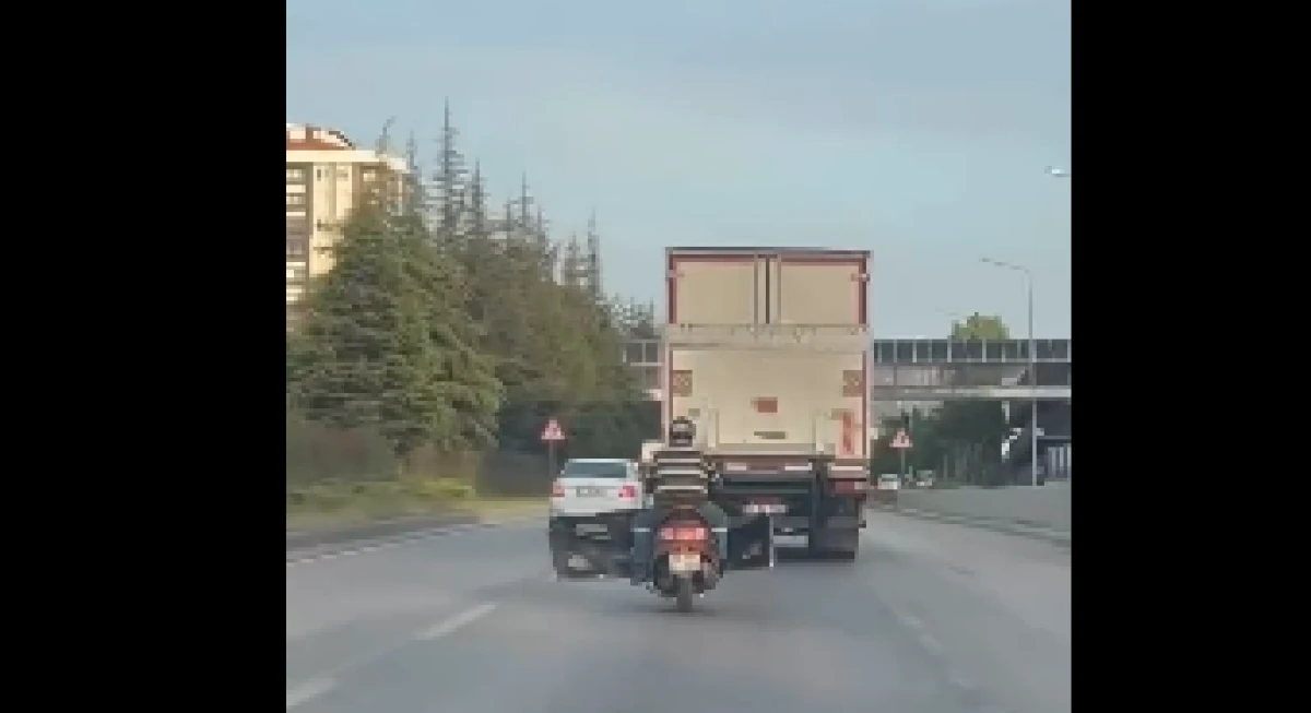 Isparta'da Motosikletle Tehlikeli Taşımacılık Kamerada