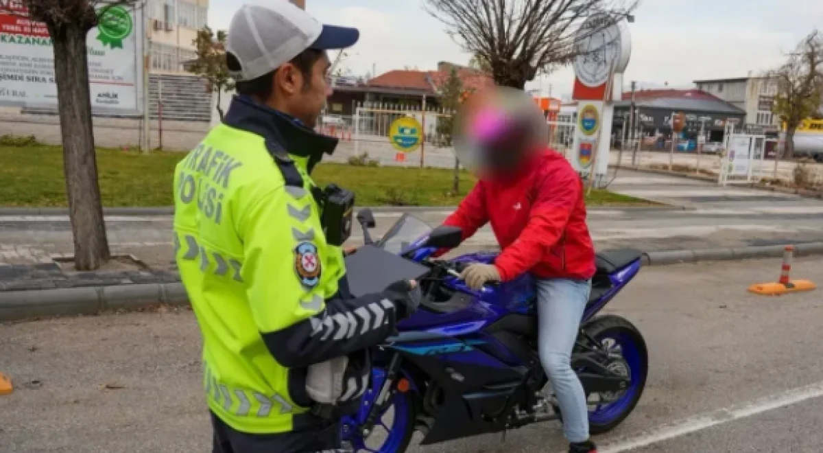 Isparta’da polis ekipleri, abartı egzoz ve modifiye araçlara yönelik denetimlerine devam ediyor.
