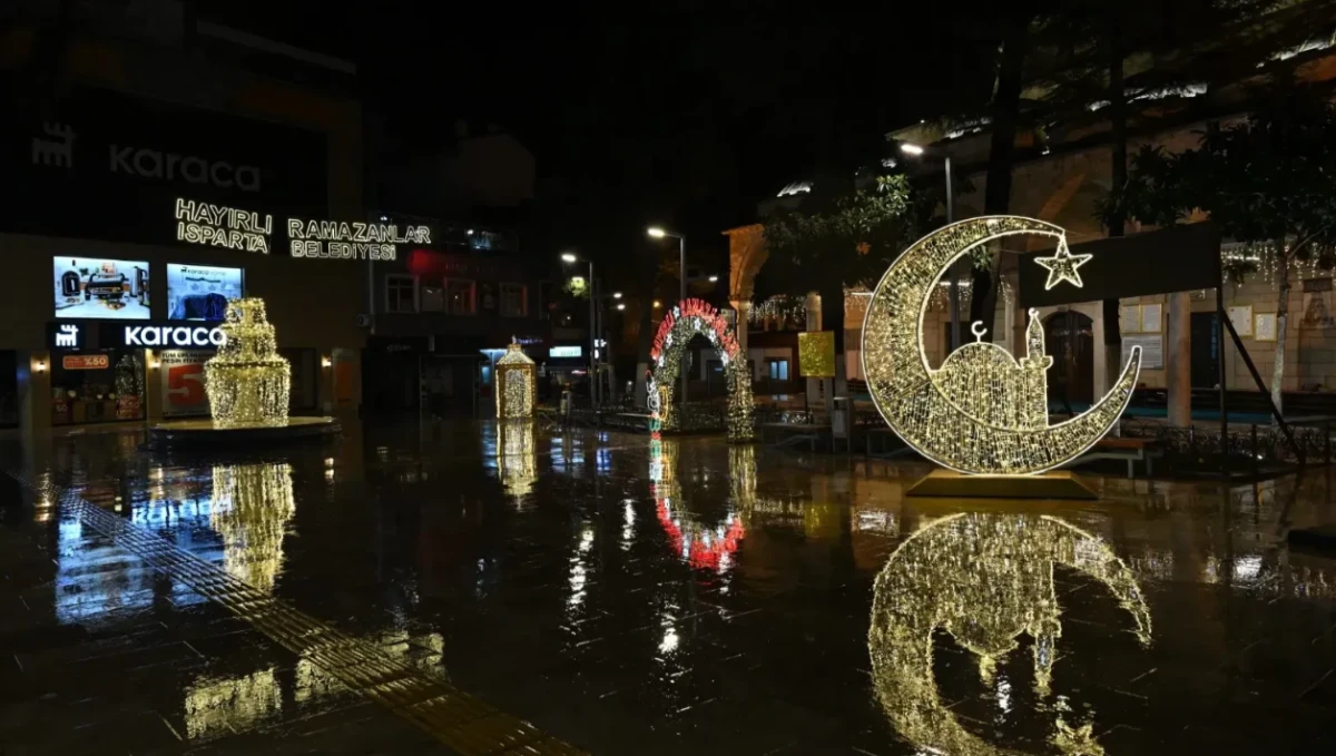 Isparta&rsquo;da Ramazan ışıkları yandı, iftar sofraları İstiklal Otoparkta kuruluyor