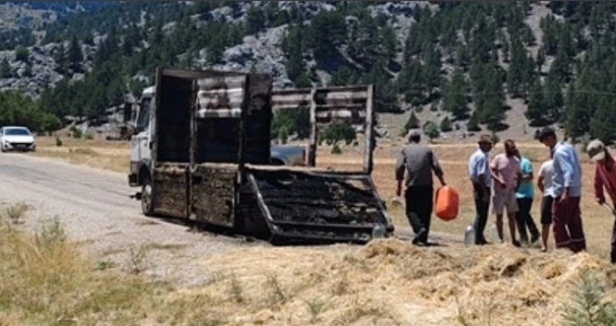 Isparta’da Saman Yüklü Kamyon Alev Aldı