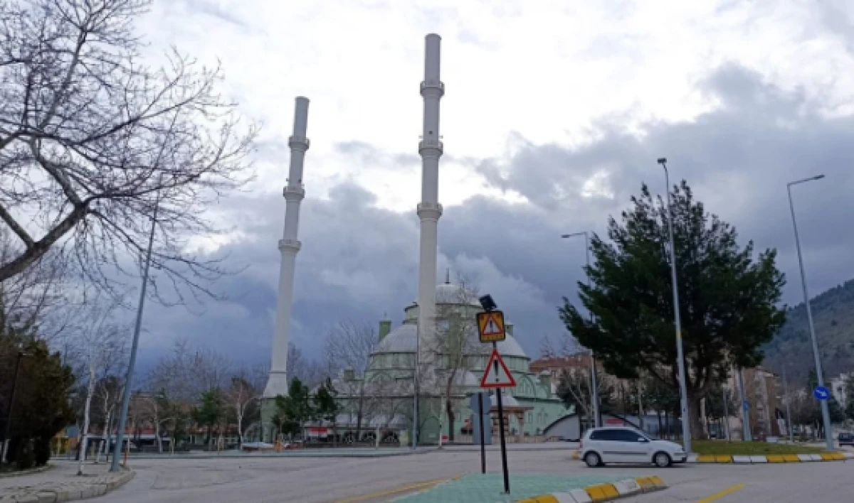 Isparta&rsquo;da Şiddetli Fırtına Hayatı Olumsuz Etkiledi