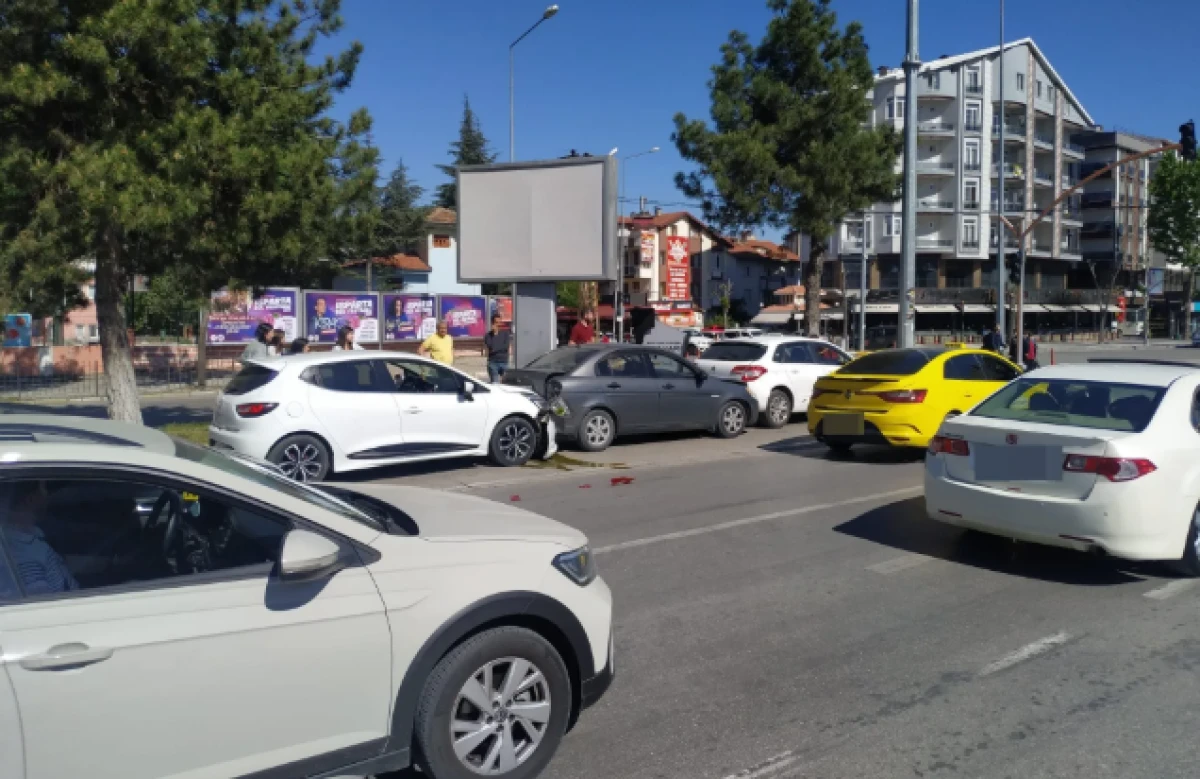 Isparta’da zincirleme kaza: Araçlar birbirine girdi