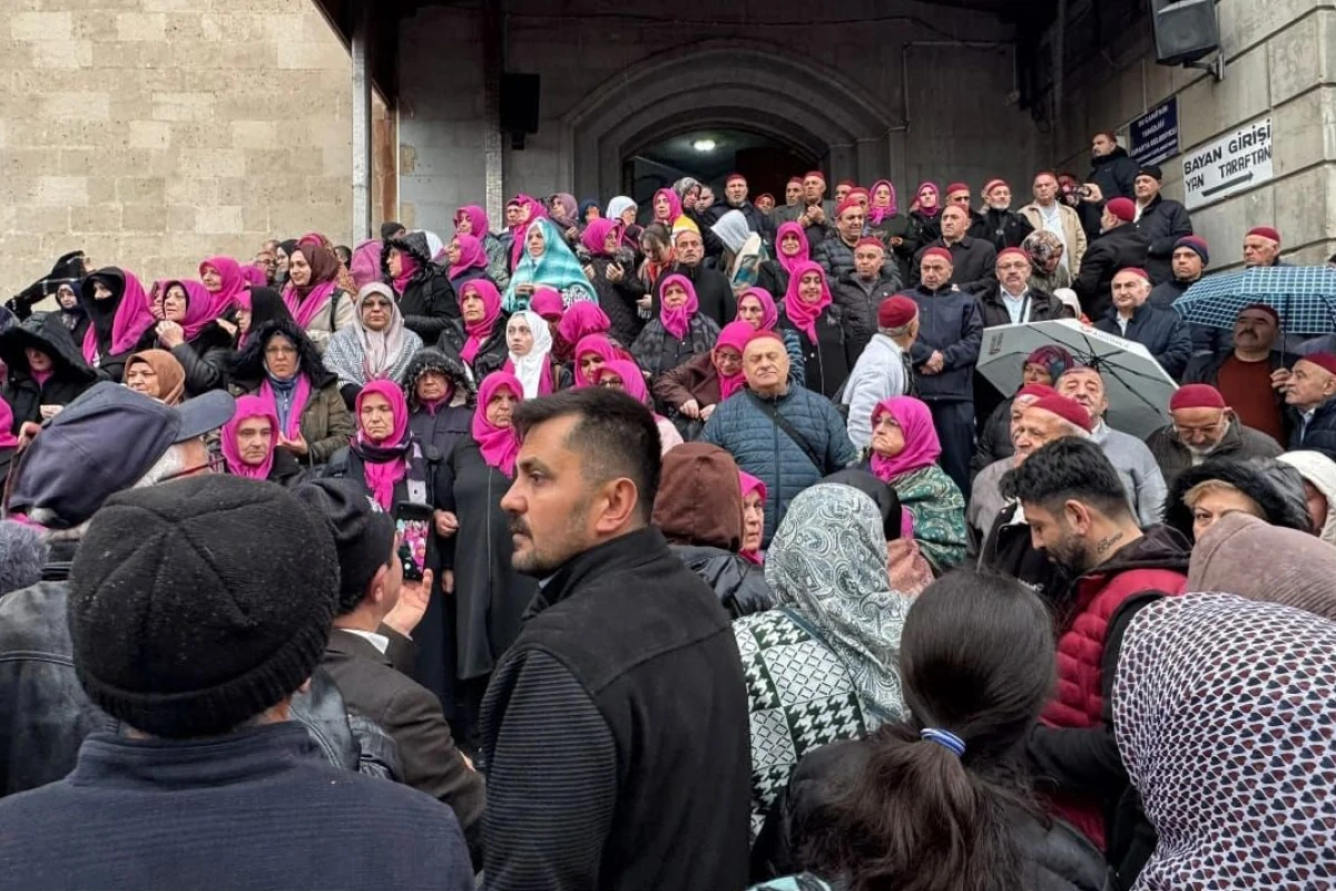 Isparta&rsquo;dan 305 kişilik umre kafilesi dualarla uğurlandı