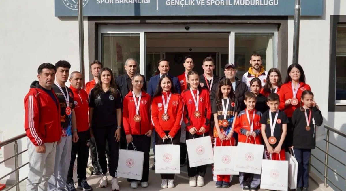 Isparta&rsquo;dan T&uuml;rkiye Kickboks Şampiyonası&rsquo;na Madalya Yağmuru