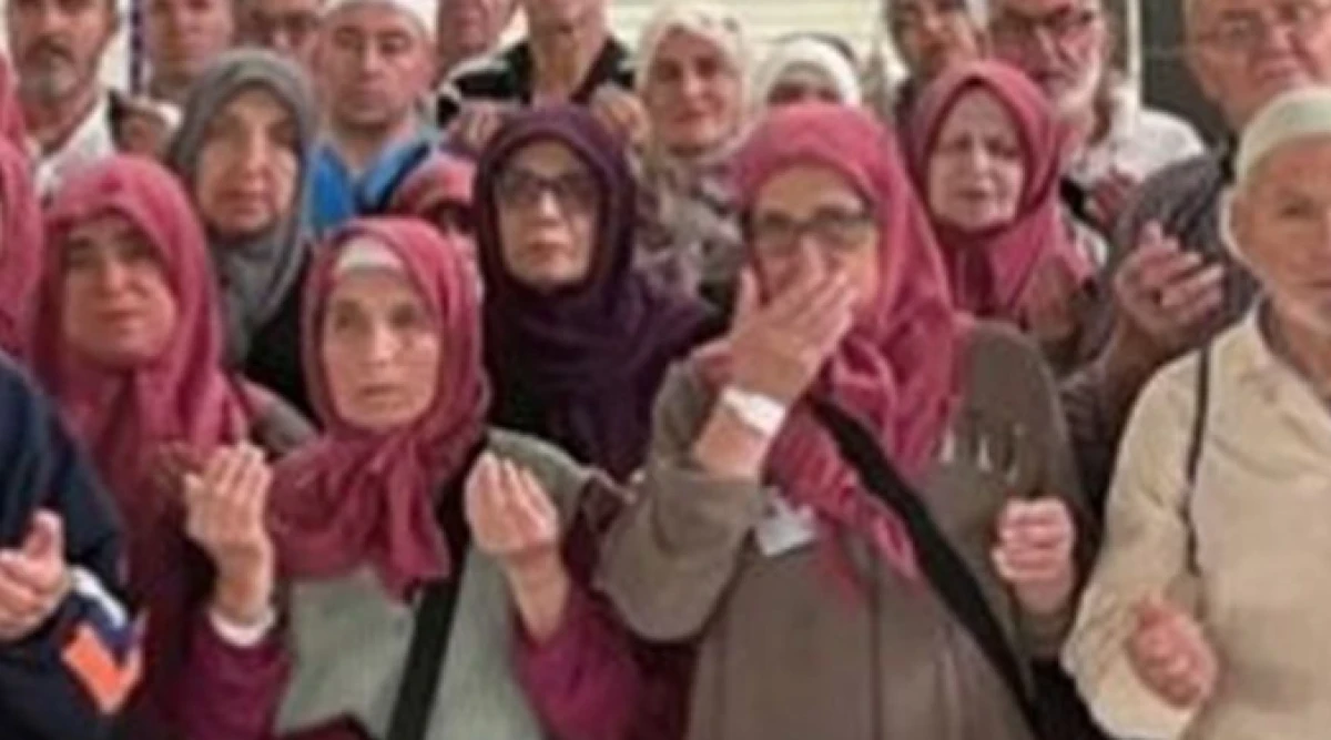Ispartalı Hacılardan YKS Adaylarına Kâbe'de Anlamlı Dua