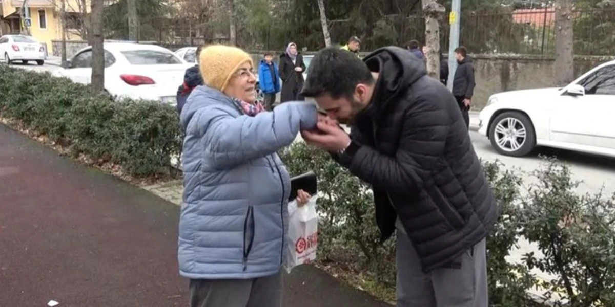 Isparta&rsquo;ya gezmeye geldi bulduğu c&uuml;zdanla insanlık dersi verdi