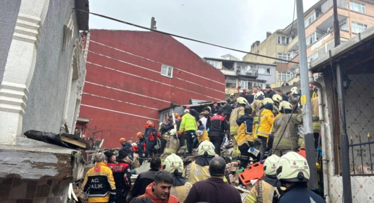 İstanbul Fatih'te 2 bina &ccedil;&ouml;kt&uuml;