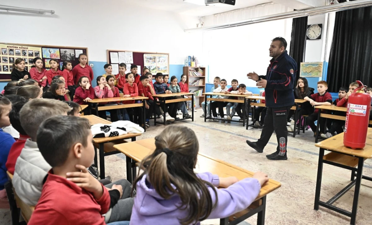 İtfaiye M&uuml;d&uuml;rl&uuml;ğ&uuml; ekipleri, 169 okulda 37 bin &ouml;ğrenciye yangın eğitimi verdi