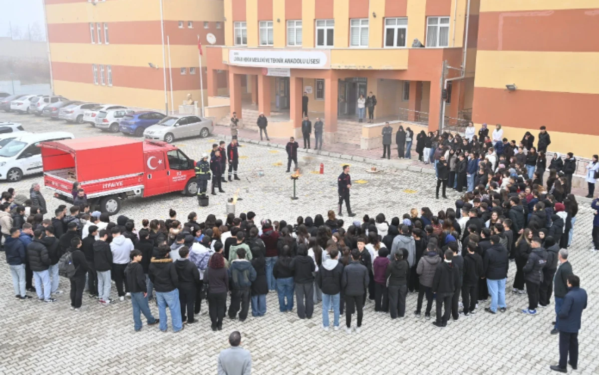 İtfaiye M&uuml;d&uuml;rl&uuml;ğ&uuml;&rsquo;nden &ouml;ğrencilere yangın eğitimi