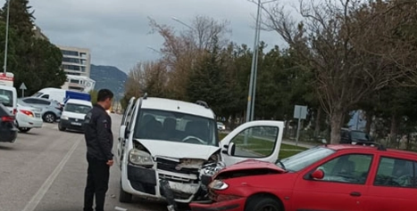IYAŞ Bulvar AVM önünde trafik kazası