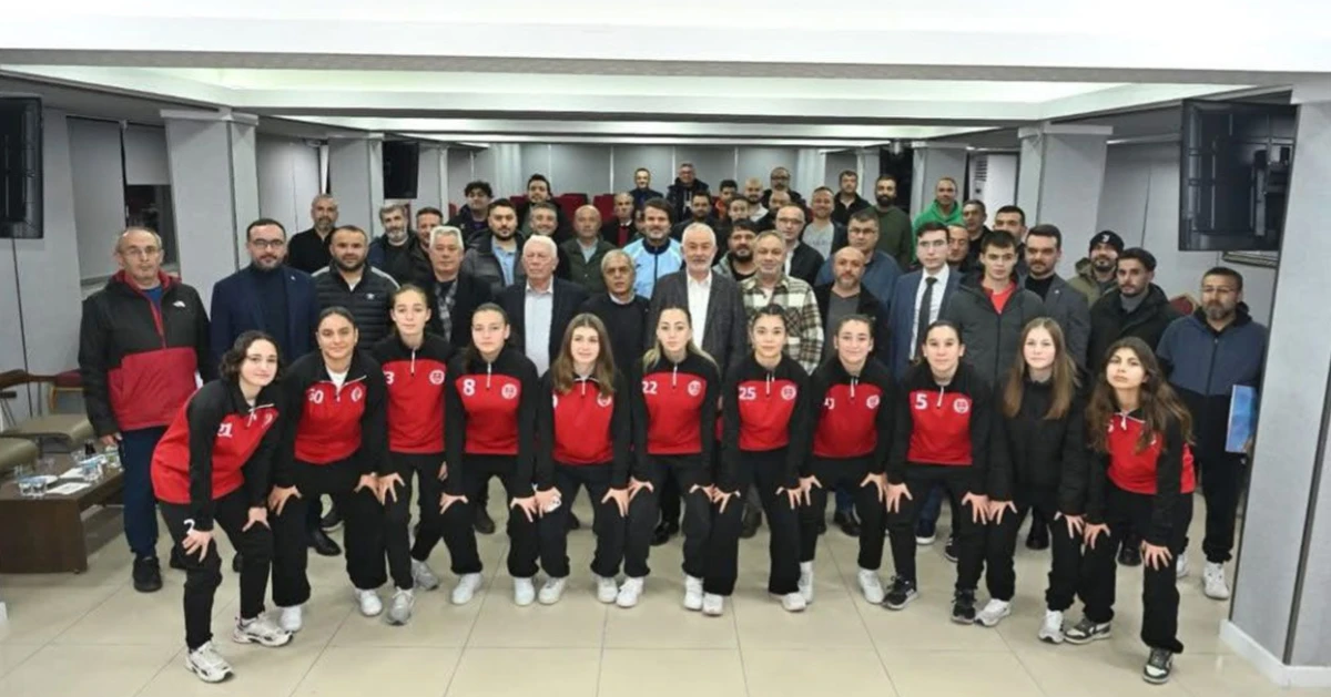 İyi ki varsın Ş&uuml;kr&uuml; Başkan Amat&ouml;r kul&uuml;plere maddi destekte bulundu