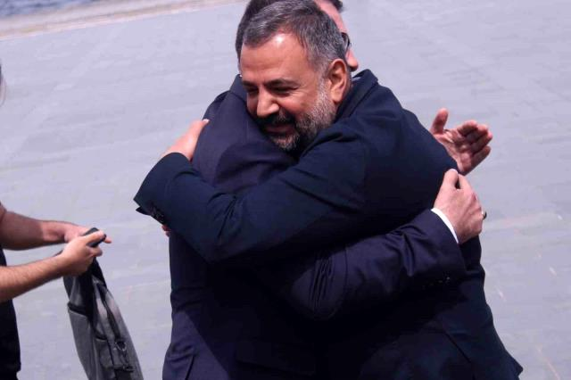 İzmir'deki taşlı sopalı olayın ardından AK Parti ve CHP'li başkanlar sarılarak poz verdi