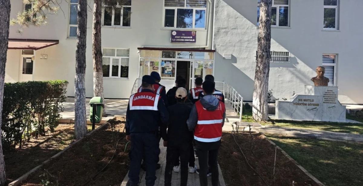 Jandarmadan ka&ccedil;ak g&ouml;&ccedil;men operasyonu 