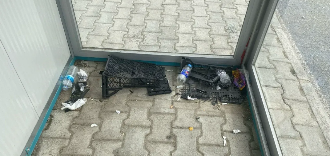 Kapalı durağın içini çöplüğe çevirdik