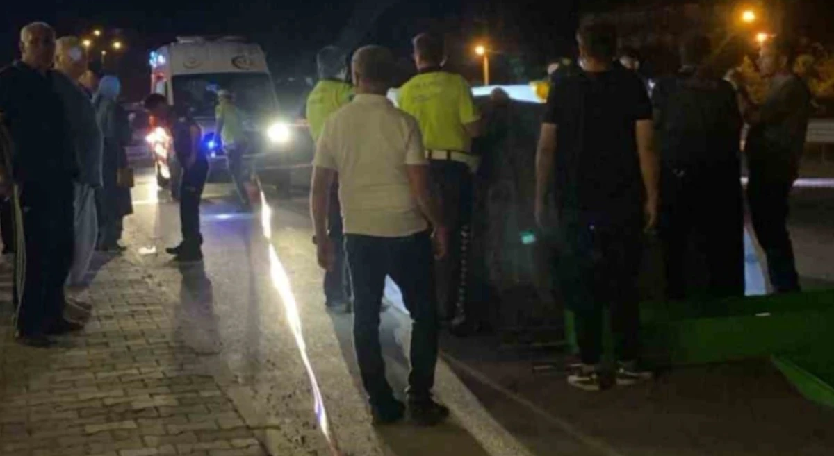 Karşıya geçerken otomobil çarptı yaşamını yitirdi