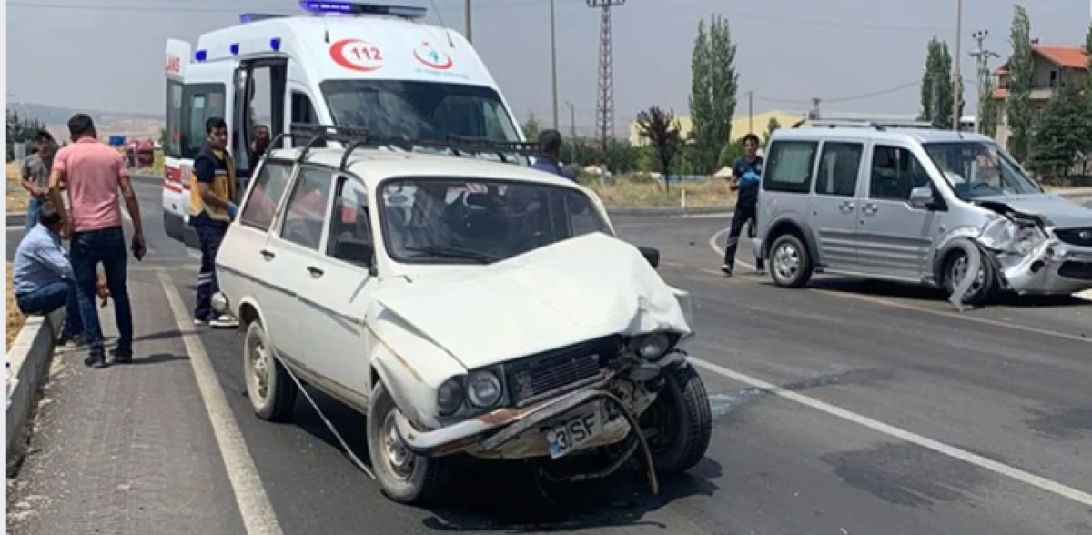 Kavşakta çarpıştılar: 3 kişi yaralandı