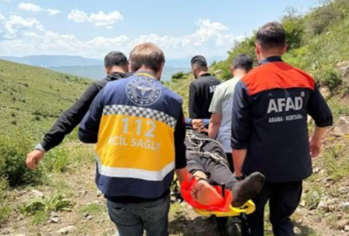 Kayalıklardan düştü ağır yaralandı