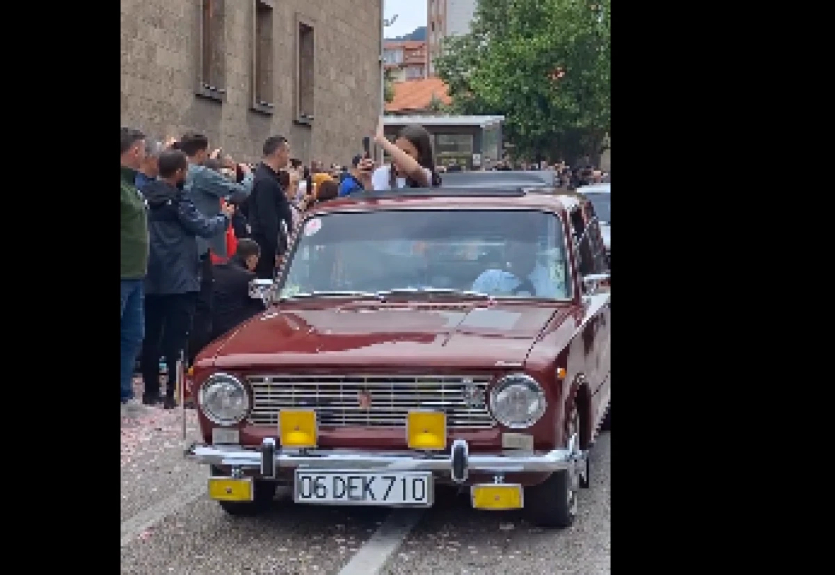 Klasik Otomobiller Gül Festivali’ne Nostaljik Bir Hava Kattı