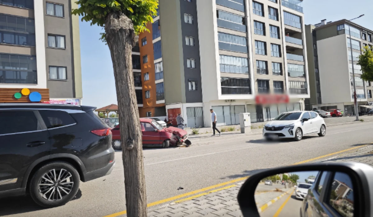 Kontrolden Çıkan Otomobil Refüjdeki Ağaca Çarptı