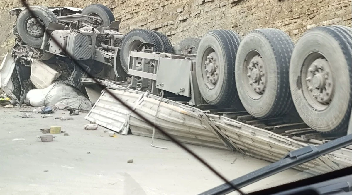 Korkutan Kaza: Devrilen Tırın S&uuml;r&uuml;c&uuml;s&uuml; Hafif Yaralı