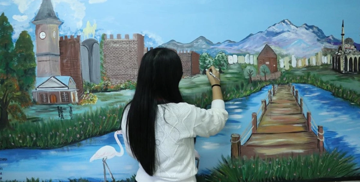 Lise öğrencileri okul koridorlarını çizdikleri resimlerle sanat sokağına çevirdi