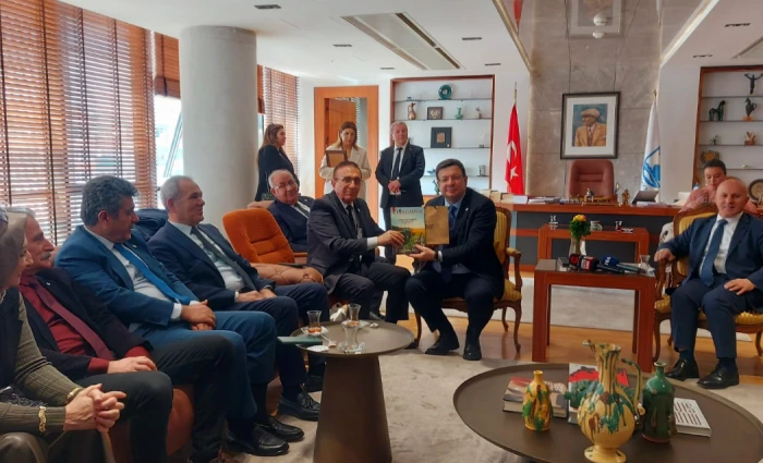 MEDYA MESLEK YASASI VE MESLEK BİRLİĞİ &Ccedil;AĞRISI: BASINDA &Ouml;Z DENETİM VURGUSU