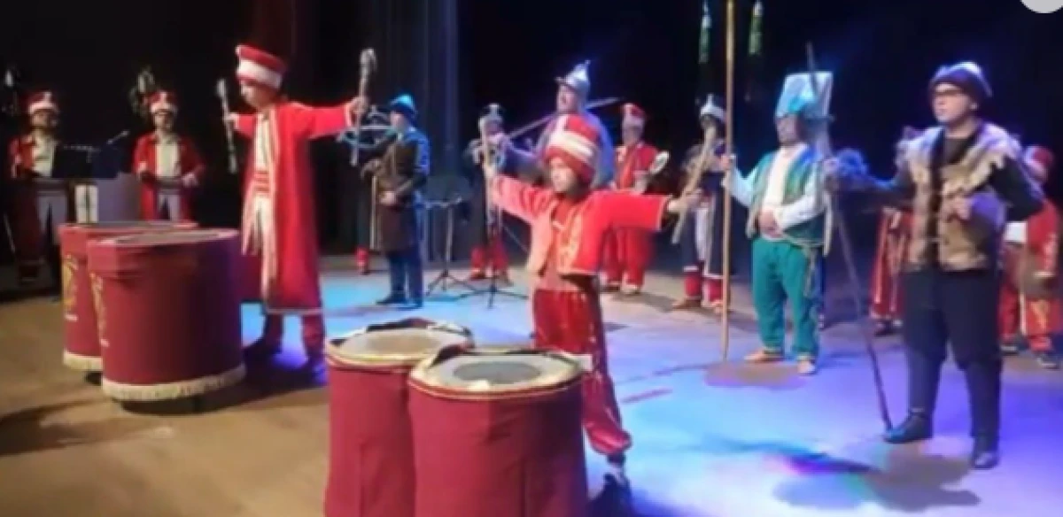 Mehteranda kösü düşmana vurur gibi vuran genç sosyal medyayı salladı