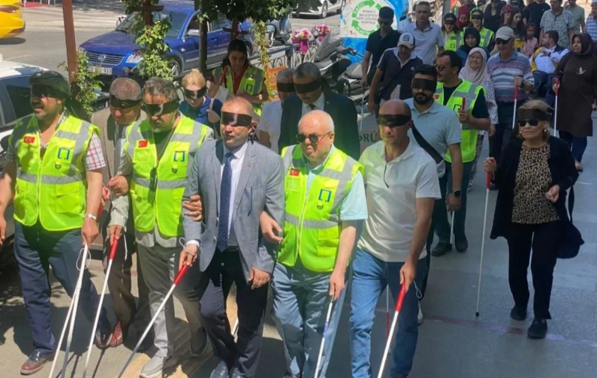 Mimarlar gözlerini bağladı beyaz bastonla yürüdü