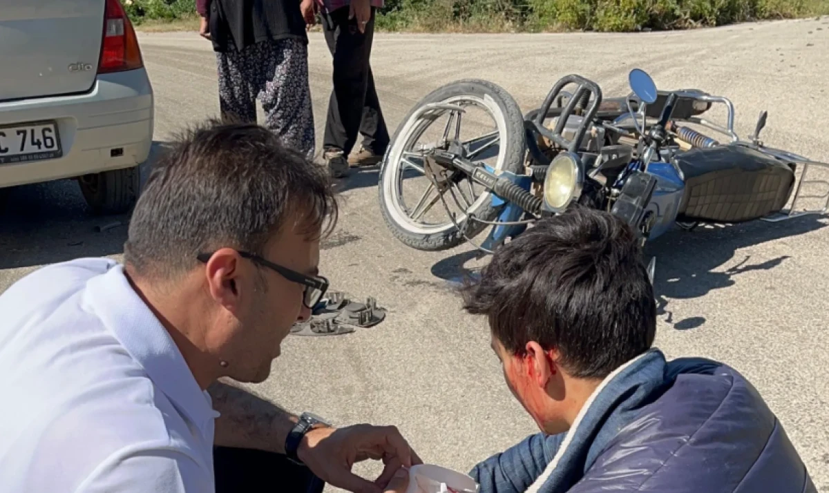 Motosiklet sürücüsü kazada yaralandı, Başkan yardıma koştu