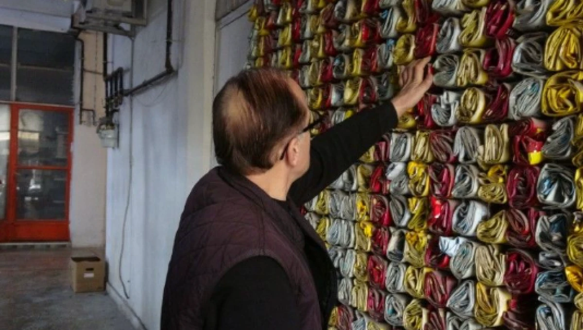 Müşteri ne içtiğini bilsin diye 18 yıldır demleyip sattığı çayların boş paketlerini sergiliyor