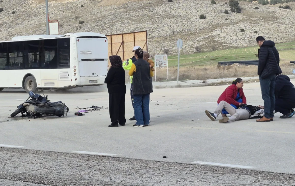 O meşhur kavşakta motosiklet ile otomobil &ccedil;arpıştı