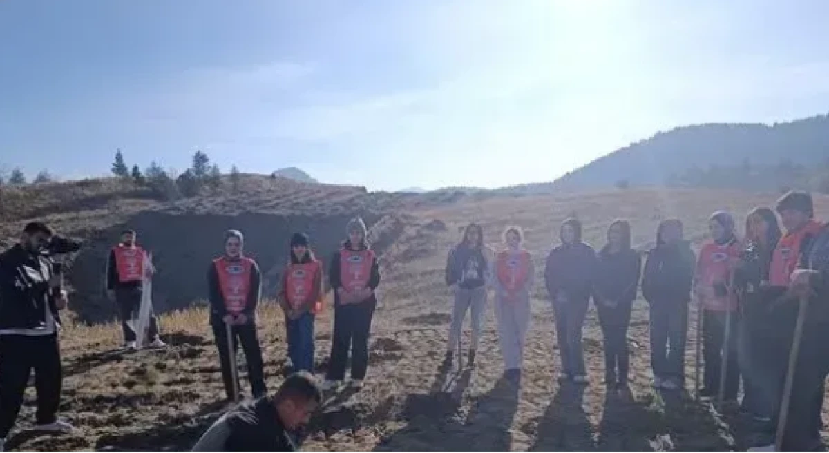 Öğrencilerden Yeşil Vatan Seferberliğine 500 Fidanla Destek