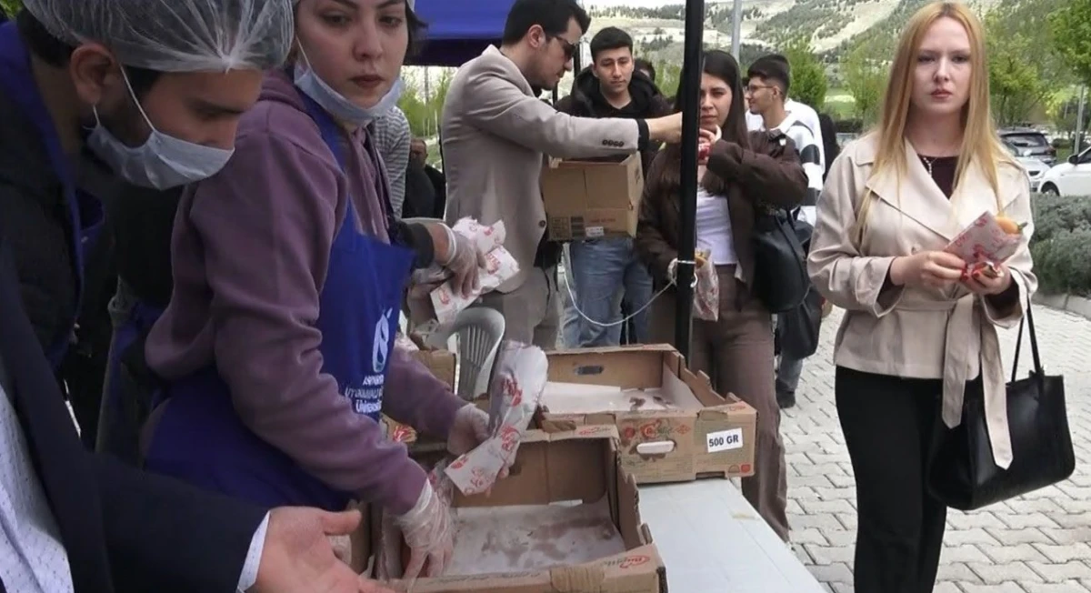 &Ouml;ğrencilere 5 bin adet balık ekmek dağıtıldı