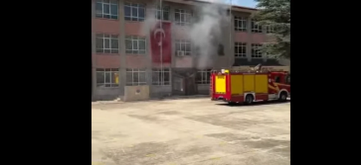 Okulda Elektrik Kontağı Yangına Neden Oldu